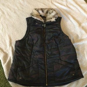 Maurice’s camo puffer vest with fur collar